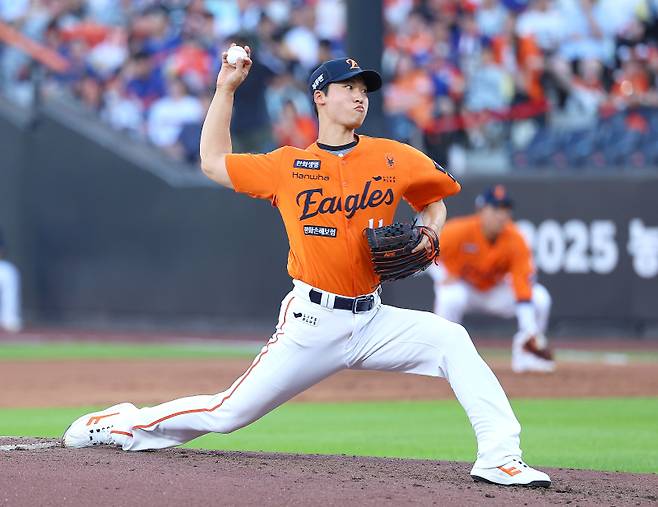 한화 엄상백 팔꿈치 수술 시즌 아웃, 78억 이적 후 ERA 6.67 개점휴업 [IS 잠실]