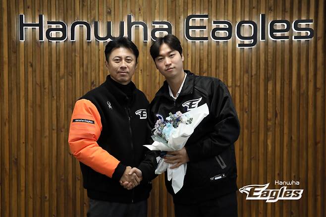 한화 엄상백 팔꿈치 수술 시즌 아웃, 78억 이적 후 ERA 6.67 개점휴업 [IS 잠실]