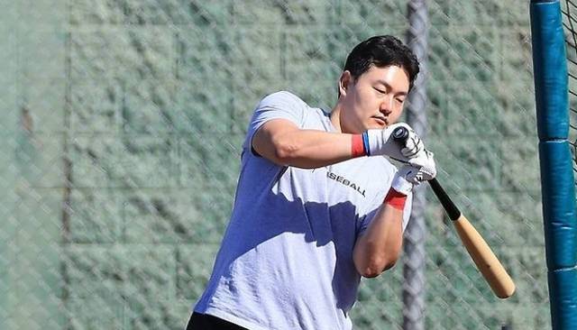 MLB 출신 최지만, 시민구단 울산 입단…연봉 3000만원