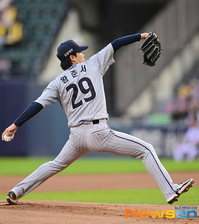 수비 실책에 흔들렸지만..황준서, LG전 2.2이닝 1자책 2실점