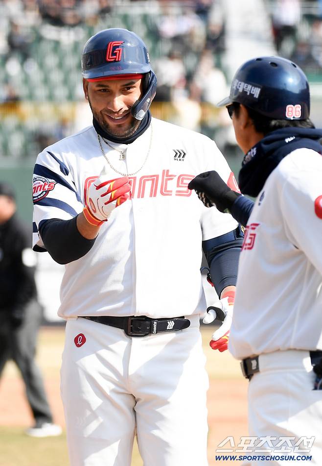 '연패는 에이스가 끊는 거다' 웬일로 12안타나 쳤냐...롯데, 두산 꺾고 감격의 5연패 탈출 [부산 현장]