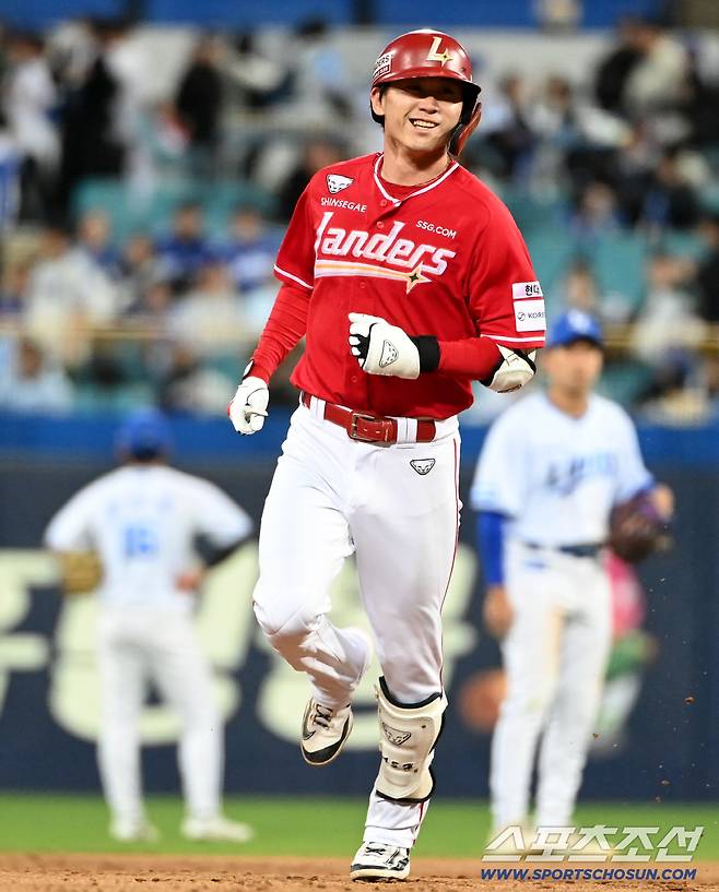 삼성은 9회가 무습다.. 썰물처럼 퇴장한 관객들 → SSG 연이틀 9회 대역전 쇼! 3연전 독식 [대구 현장]