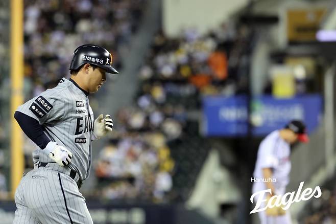 '노시환 효과' 곧장 폭발했다! 한화, '1안타 무득점→3홈런 8득점' 환골탈태…불펜 7총사 총출동 '스윕패' 막았다 [잠실:스코어]