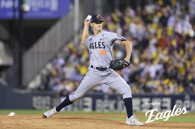 '노시환 효과' 곧장 폭발했다! 한화, '1안타 무득점→3홈런 8득점' 환골탈태…불펜 7총사 총출동 '스윕패' 막았다 [잠실:스코어]