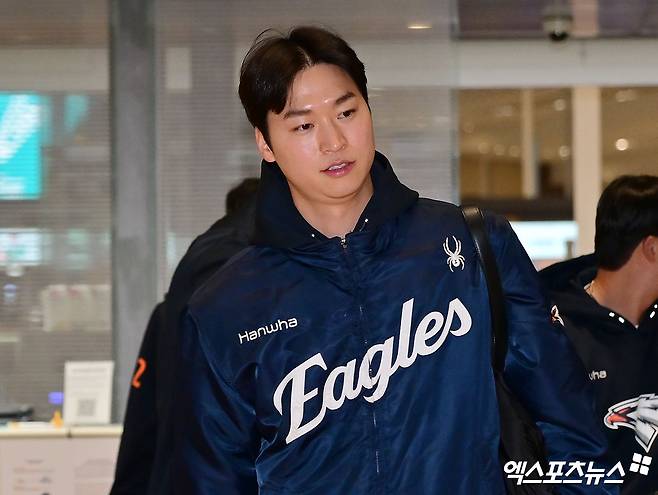 [오피셜] 한화 너무 안 풀리네…78억 FA, 팔꿈치 인대파열 수술 받는다니→사실상 '시즌 OUT' 전망 (잠실 현장)