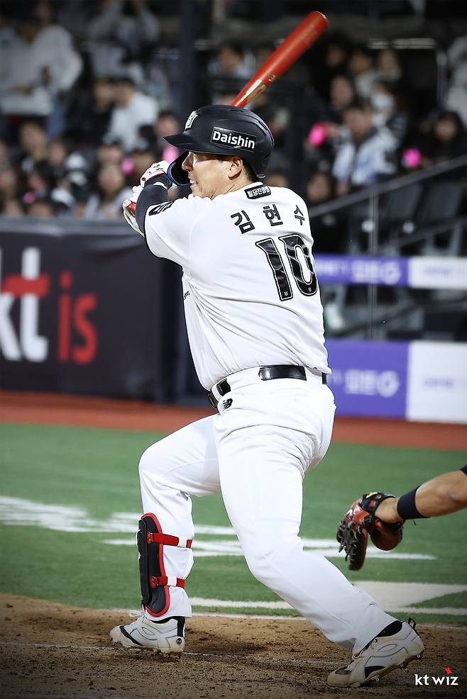 LG '이 선수' 놓친 게 아쉽네! '50억' 우승 청부사, 머리 뒤 혹까지 났다→