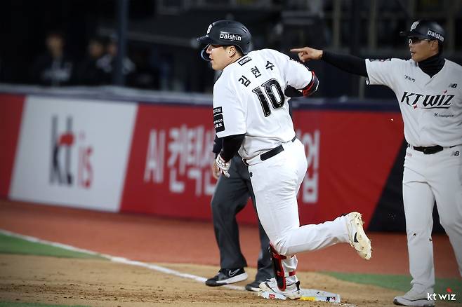 LG '이 선수' 놓친 게 아쉽네! '50억' 우승 청부사, 머리 뒤 혹까지 났다→