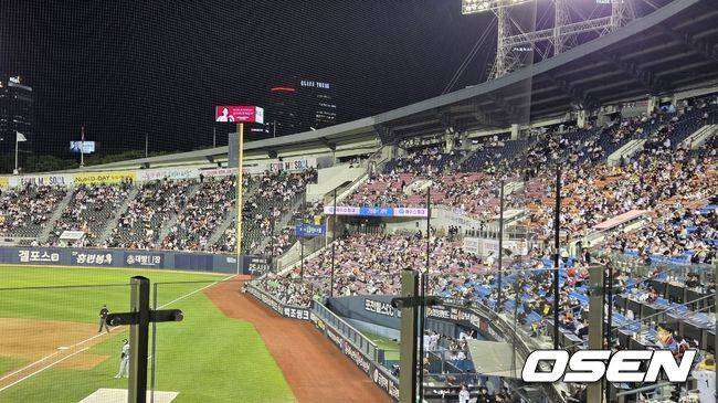 ‘2이닝 40구’ 예고하더니, 왜 4회에도 올렸을까…어이없는 실책-실책, LG 관중들은 일찌감치 썰물처럼 빠졌다