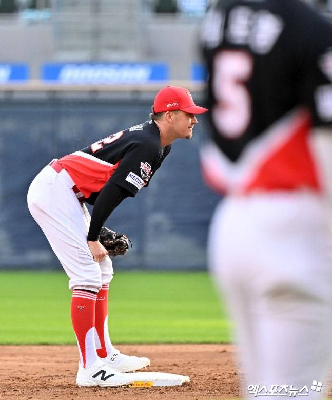 '80억 유격수' 대체자 아니었어? KIA '2.2억의 기적' 2루수 전환하나→