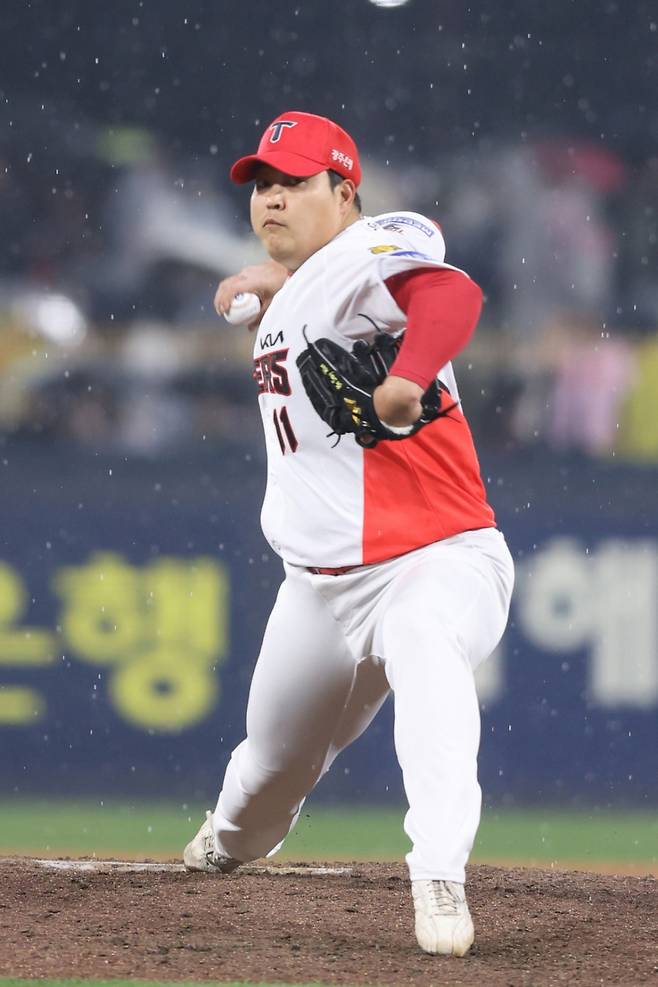 '155㎞→141㎞' 구속 뚝↓ 미스터리→KIA 파이어볼러가 수상하다 'FA 미공개 계약까지 맺었는데...' 사령탑이 내린 진단은