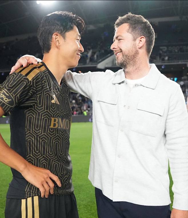 '코치님 오랜만이에요' 손흥민이 곧바로 상대 벤치로 달려간 이유...