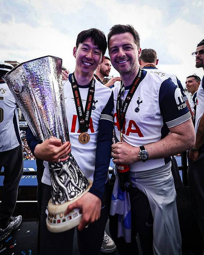 '코치님 오랜만이에요' 손흥민이 곧바로 상대 벤치로 달려간 이유...