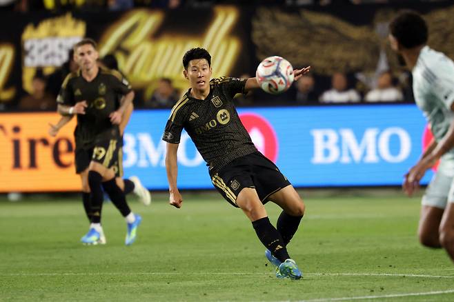 '코치님 오랜만이에요' 손흥민이 곧바로 상대 벤치로 달려간 이유...