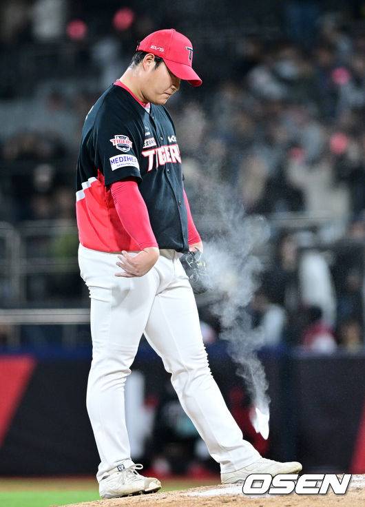 ‘울고 싶어라’ KIA 15억 들여 붙잡았는데, 직구 141km 실화인가…국대 필승조에 무슨 일이 “너무 어려운 상황만 맡아”