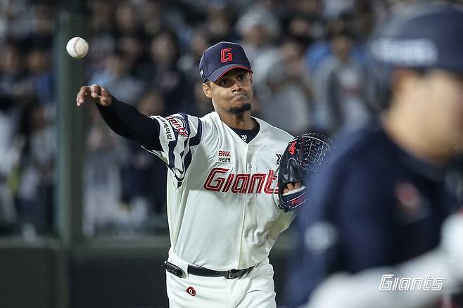 이래서 롯데가 100만 달러에 모셔왔구나…154km 에이스가 급한 불 껐다