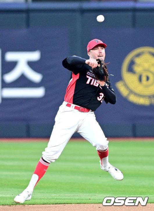 “유격수 부담스러워해” KIA 亞쿼터에 무슨 일이…실책 압도적 1위→2루수 이동, 韓 유일 파격 승부수 운명은