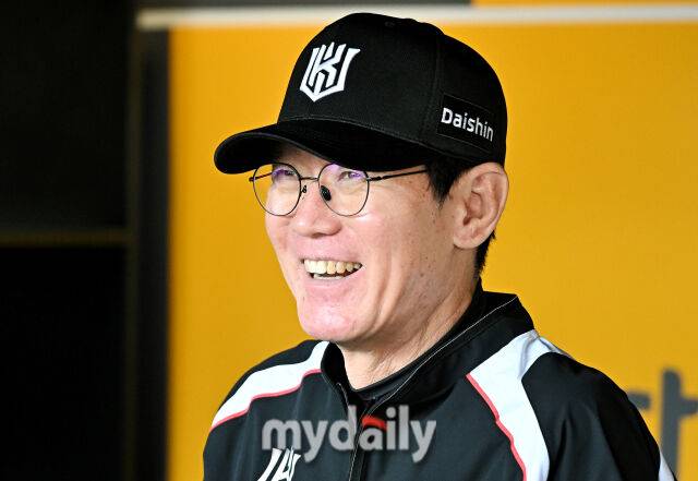 '홀드 1위' 한화서 온 강백호 보상선수 왜 이렇게 잘해? 개막전 2실점→4월 ERA 0.00, 1위팀 감독