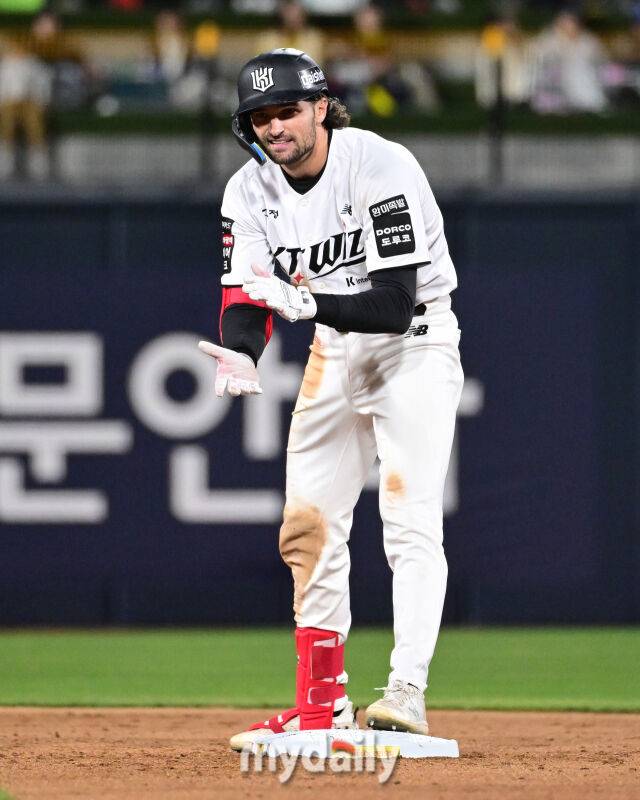 '홀드 1위' 한화서 온 강백호 보상선수 왜 이렇게 잘해? 개막전 2실점→4월 ERA 0.00, 1위팀 감독