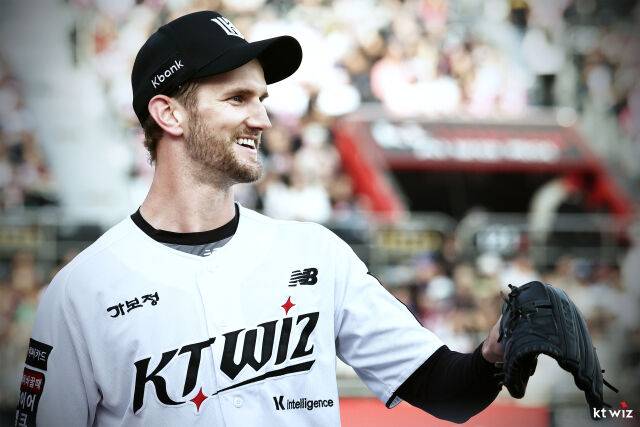 '홀드 1위' 한화서 온 강백호 보상선수 왜 이렇게 잘해? 개막전 2실점→4월 ERA 0.00, 1위팀 감독