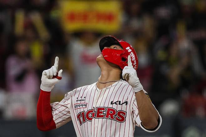 KIA 김도영, 롯데전 연타석 홈런 '쾅쾅'…8홈런으로 단독 선두(종합)