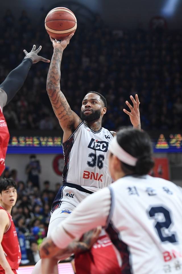 ‘봄의 남자’ 최준용 또 날았다! 허웅·롱까지 나선 ‘슈퍼팀’ KCC, 정관장과 4강 1차전 완승…파이널 78.6% 확률 차지 [KBL PO]