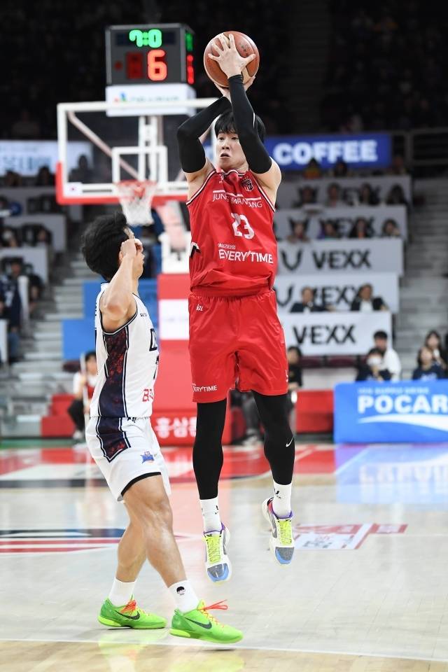 ‘봄의 남자’ 최준용 또 날았다! 허웅·롱까지 나선 ‘슈퍼팀’ KCC, 정관장과 4강 1차전 완승…파이널 78.6% 확률 차지 [KBL PO]