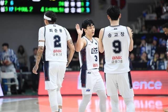 ‘봄의 남자’ 최준용 또 날았다! 허웅·롱까지 나선 ‘슈퍼팀’ KCC, 정관장과 4강 1차전 완승…파이널 78.6% 확률 차지 [KBL PO]