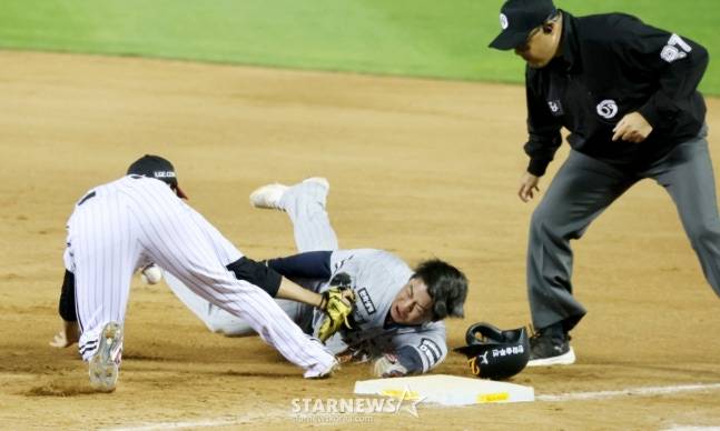 '아뿔싸!' 한화 노시환 '헤드샷' 정통으로 맞고 그 자리에 쓰러졌다... 던진 투수는 퇴장 '천만다행' 교체는 NO