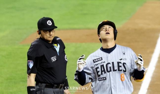 '아뿔싸!' 한화 노시환 '헤드샷' 정통으로 맞고 그 자리에 쓰러졌다... 던진 투수는 퇴장 '천만다행' 교체는 NO