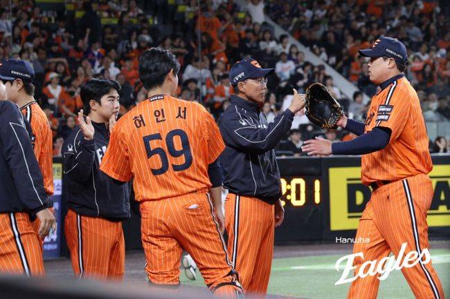 '10피안타' 뭇매 맞고 강판→정우주 승계주자 2실점...류현진 악전고투 5실점 패전 위기 [오!쎈 대전]