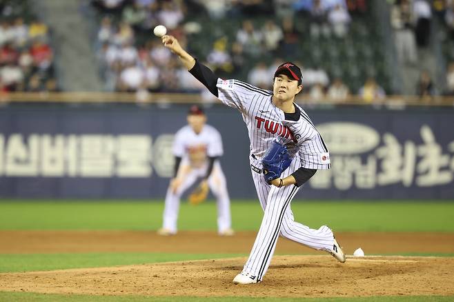 유영찬, 팔꿈치 통증으로 주저앉았다…내일 병원 검진[스경X현장]