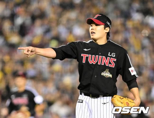 마무리 유영찬 팔꿈치 통증 어쩌나, ‘4전5기’ 임찬규 1실점 첫 승+문보경 3타점, LG 잠실 라이벌전 이겼다 [잠실 리뷰]