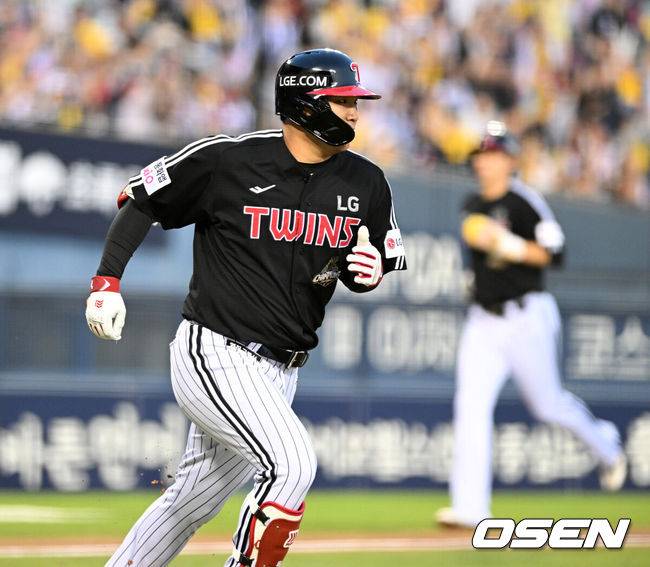 마무리 유영찬 팔꿈치 통증 어쩌나, ‘4전5기’ 임찬규 1실점 첫 승+문보경 3타점, LG 잠실 라이벌전 이겼다 [잠실 리뷰]