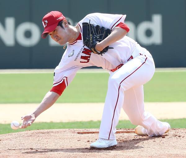 잘 던지다 5실점 '와르르', 65억 언더핸드 2군 4번째 등판서 부진…스리쿼터 '변칙 투구' 성공 여부 다시 안갯속으로