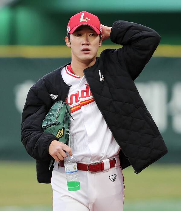 잘 던지다 5실점 '와르르', 65억 언더핸드 2군 4번째 등판서 부진…스리쿼터 '변칙 투구' 성공 여부 다시 안갯속으로