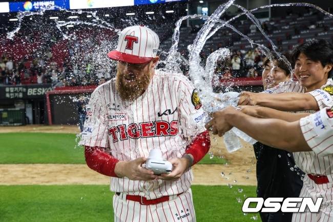 홈 만원관중 앞에서 5연패 끊은 이범호, 완봉쇼 올러에 경의