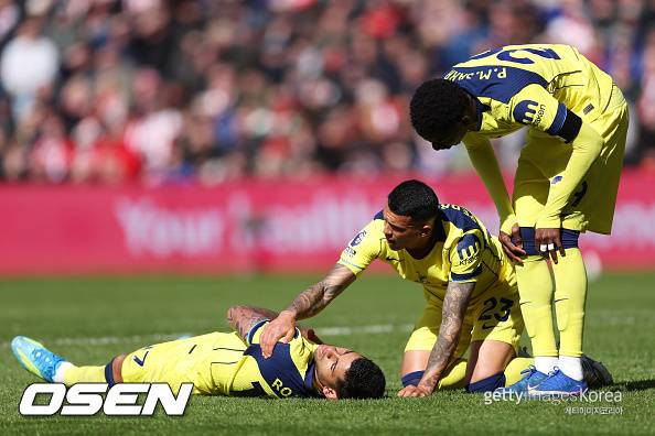 ‘강등위기’ 토트넘 진짜로 억울하겠네? 로메로 시즌아웃 시킨 부상…퇴장맞았다