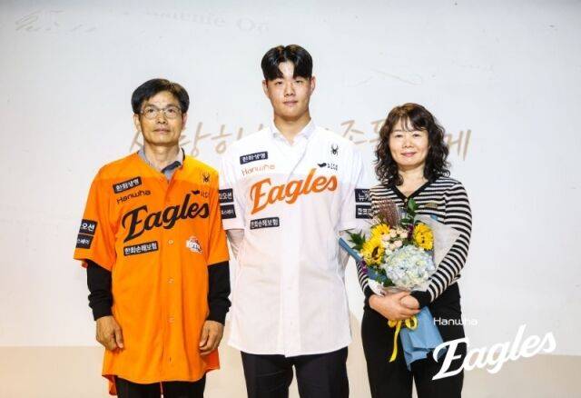 '한화 선발 전원 안타, 14안타 대폭발' LG 10-3 제압, ERA 1점대 대졸 육성선수 3승 성공하다