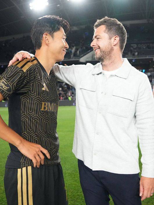 '조기 교체→불만 폭발' 손흥민, 상대 감독에겐 꽃 선물...'토트넘 前 코치' 만나 활짝