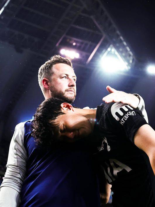 '조기 교체→불만 폭발' 손흥민, 상대 감독에겐 꽃 선물...'토트넘 前 코치' 만나 활짝