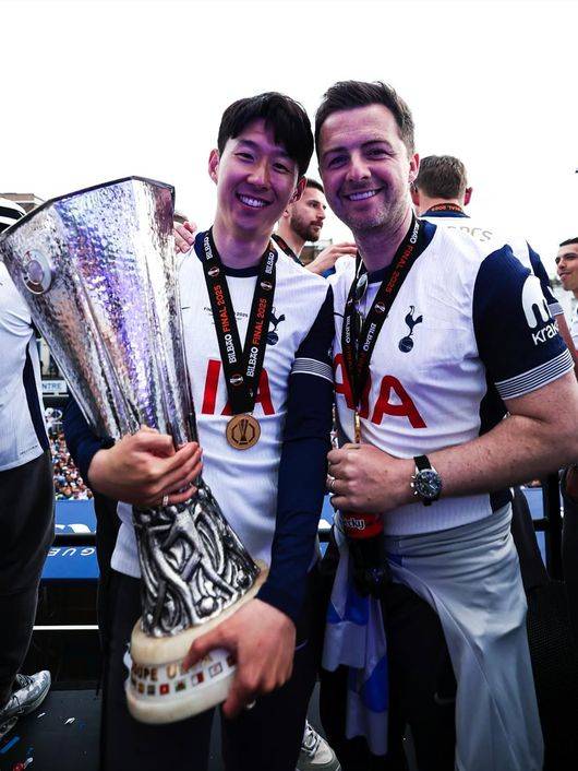 '조기 교체→불만 폭발' 손흥민, 상대 감독에겐 꽃 선물...'토트넘 前 코치' 만나 활짝