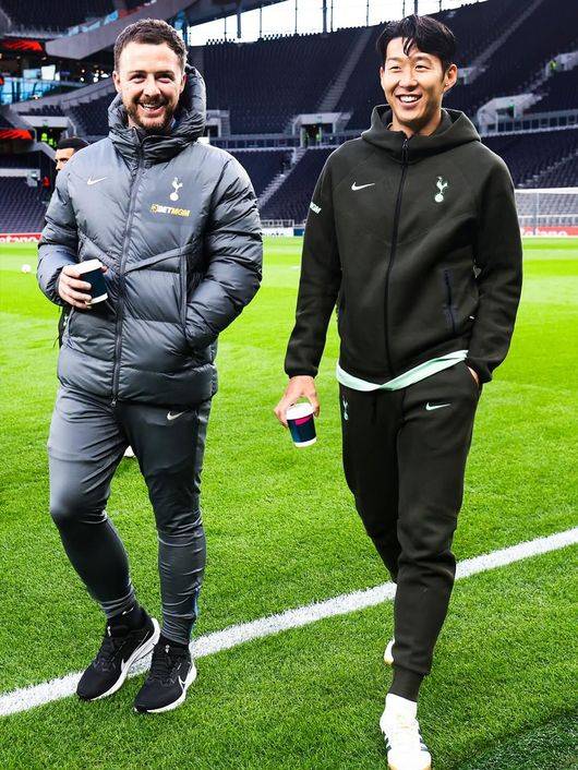 '조기 교체→불만 폭발' 손흥민, 상대 감독에겐 꽃 선물...'토트넘 前 코치' 만나 활짝