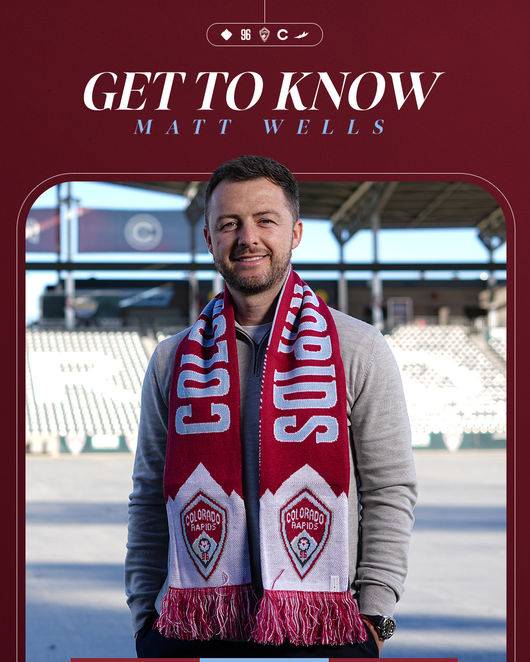 '조기 교체→불만 폭발' 손흥민, 상대 감독에겐 꽃 선물...'토트넘 前 코치' 만나 활짝