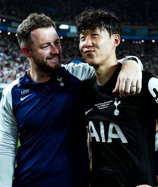 '조기 교체→불만 폭발' 손흥민, 상대 감독에겐 꽃 선물...'토트넘 前 코치' 만나 활짝