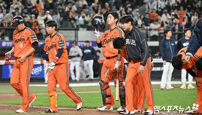 투혼인가 무모함인가, 노시환 '144km' 직구에 머리 강타→그런데 끝까지 뛰었다…미래 위한다면, 바꿔줄 만도 했는데 [대전 현장]