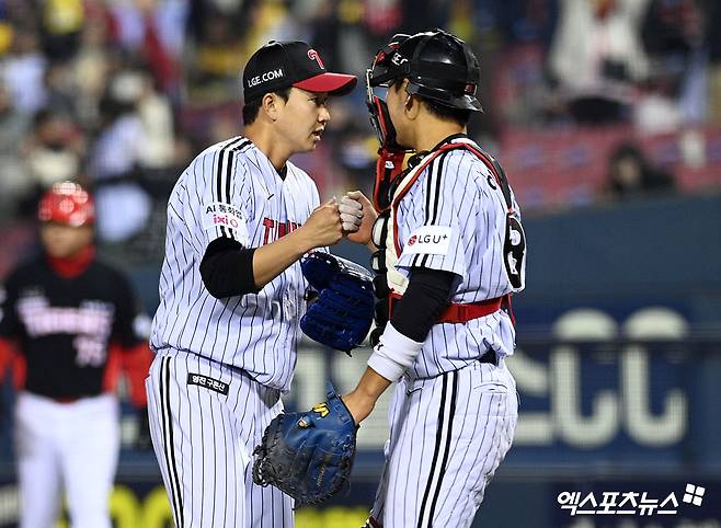 'LG 초비상' 마무리 유영찬, 팔꿈치 통증 긴급 교체→25일(오늘) 검진 받는다…'과거 수술 부위 부상 재발 우려' 우승 판도 변수 되나?