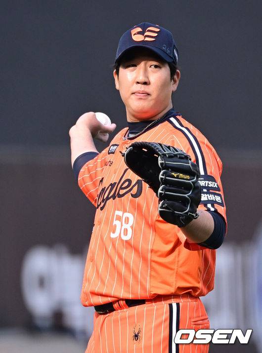 홀로 남은 한화 마당쇠, FA 앞두고 'ERA 12.00'라니…헌신하고 대박은 물건너 가나