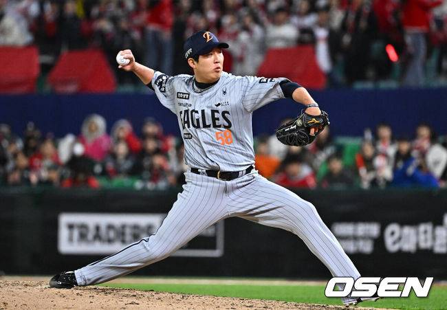 홀로 남은 한화 마당쇠, FA 앞두고 'ERA 12.00'라니…헌신하고 대박은 물건너 가나