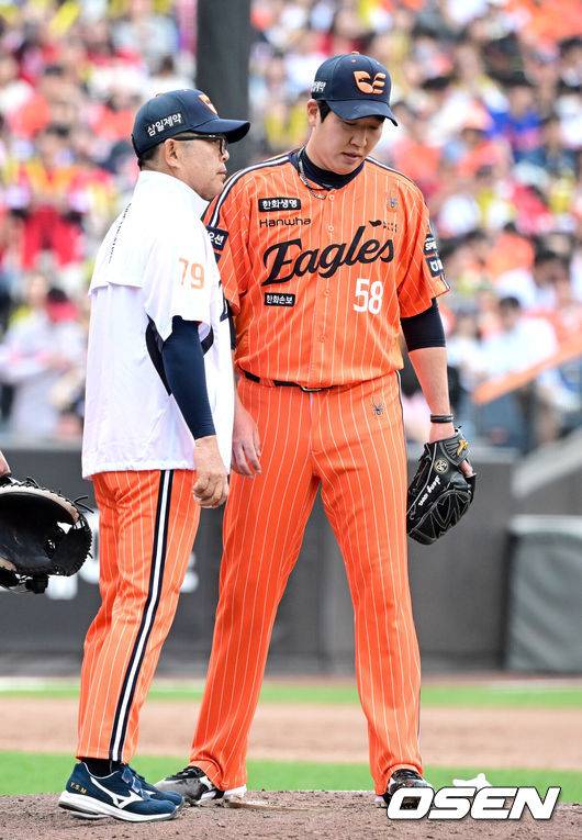 홀로 남은 한화 마당쇠, FA 앞두고 'ERA 12.00'라니…헌신하고 대박은 물건너 가나