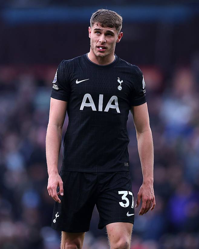 토트넘 ‘초비상’ 걸렸다…英 단독 보도 “‘파격 대우’ 재계약 뿌리치고 이별 결단, 강등 여부 상관없이 올여름 이적 추진”